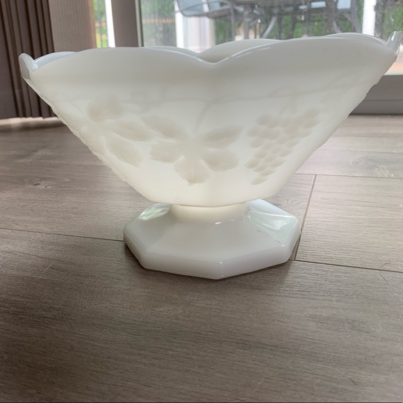 Vintage milk glass bowl - Picture 1 of 6
